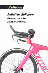Trek SpeedConcept Custom: Auffallen. Abliefern. Gebaut, um alles zu überstrahlen. Der vordere Teil eine Triathlon-Fahrrads ist zu erkennen. Das Bike ist in einem markanten pinken Farbton gehalten. Die Wortmarke Trek ist in hellblau.