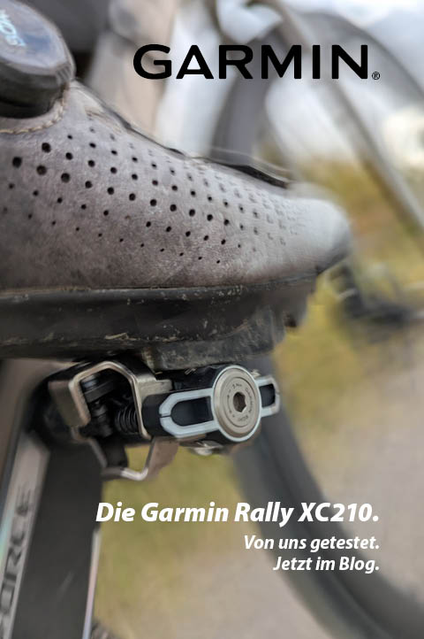 Seitenansicht eines Fahrradpedals mit eingeklicktem Schuh, während der Fahrt.