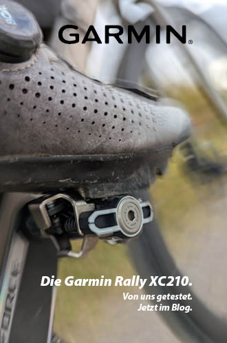 Seitenansicht eines Fahrradpedals mit eingeklicktem Schuh, während der Fahrt.