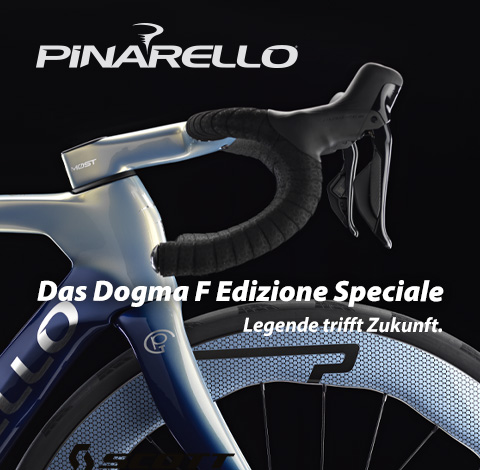 Im Profil ist der vordere Teil eines blau-grauen Rennrads zu erkennen. Sichtbar sind der vollständig erkennbare Lenker sowie Teile des Rahmens, der Gabel und des Reifens.