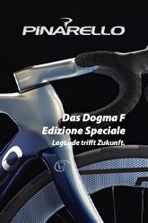 Im Profil ist der vordere Teil eines blau-grauen Rennrads zu erkennen. Sichtbar sind der vollständig erkennbare Lenker sowie Teile des Rahmens, der Gabel und des Reifens.