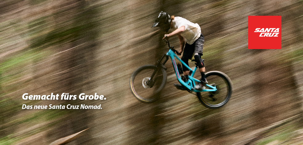 Ein Fahrradfahrer fährt mit einem MTB durch sehr flowiges Trail-Gelände.