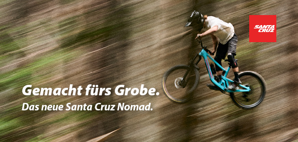 Ein Fahrradfahrer fährt mit einem MTB durch sehr flowiges Trail-Gelände.
