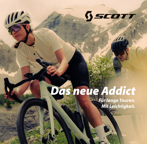 Das neue Scott Addict: Für lange Touren. Mit Leichtigkeit. Eine weiblich gelesene Person mit weißem Fahrradhelm und weißem Radtrikot fährt auf einem Fahrrad nach links aus dem Bild heraus. Ihr folgt eine zweite Person mit schwarzem Helm.