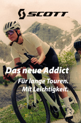 Das neue Scott Addict: Für lange Touren. Mit Leichtigkeit. Eine weiblich gelesene Person mit weißem Fahrradhelm und weißem Radtrikot fährt auf einem Fahrrad nach links aus dem Bild heraus. Ihr folgt eine zweite Person mit schwarzem Helm.