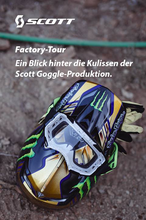Factory Tour: Ein Blick hinter die Kulissen der Scott Goggle-Produktion. Es ist MTB-Equipment zu erkennen. Besonders prägnant sticht dabei eine Goggle hervor, die auf der Oberseite eines Helms festgemacht ist.