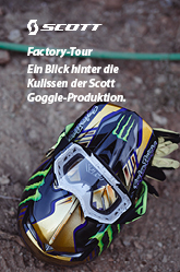 Factory Tour: Ein Blick hinter die Kulissen der Scott Goggle-Produktion. Es ist MTB-Equipment zu erkennen. Besonders prägnant sticht dabei eine Goggle hervor, die auf der Oberseite eines Helms festgemacht ist.