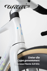 Das Steuerrohr und Teile des Lenkers und Vorderrades eines Fahrrades sind aus der Froschperspektive zu sehen. Rahmen und Lenker sind weiß lackiert. Logo und Wortmarke sind irisierend blaugrün.