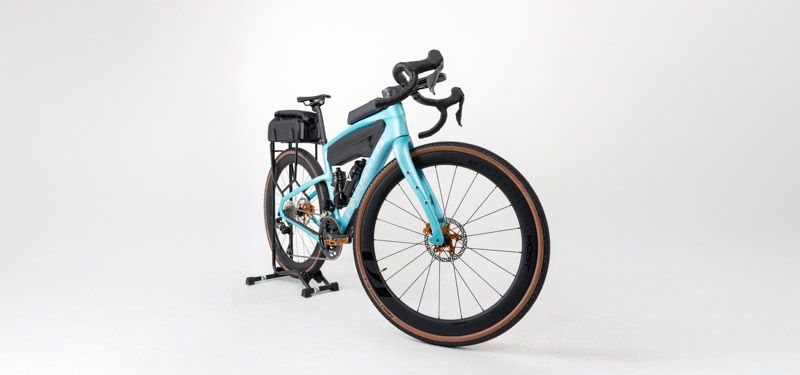 Ein Gravel Bike in einer hellblauen Farbe ist in einer frontalen Seitenansicht zu sehen.