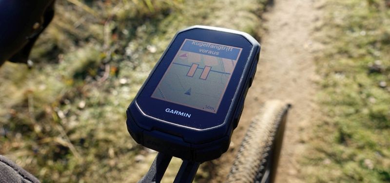 Blick auf einen Radcomputer, der an einem Fahrrad montiert ist.