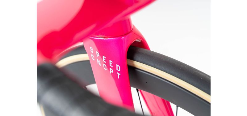 Nahaufnahme von einem pinken Triathlon-Fahrrad.