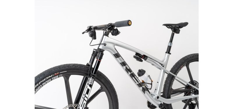 Ein silbernes Mountainbike von Trek.