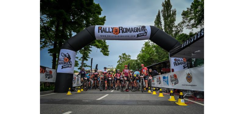 Mountainbiker warten an einer Startlinie auf den Beginn der Rally Di Romagna.