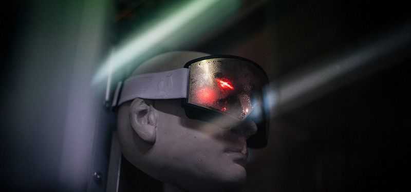 Eine beschlagene Goggle, die zu Testzwecken auf einem Dummy aufgesetzt ist.