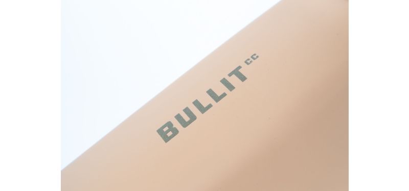 Detailshot eines Fahrradrahmens mit dem Schriftzug "Bullit CC".
