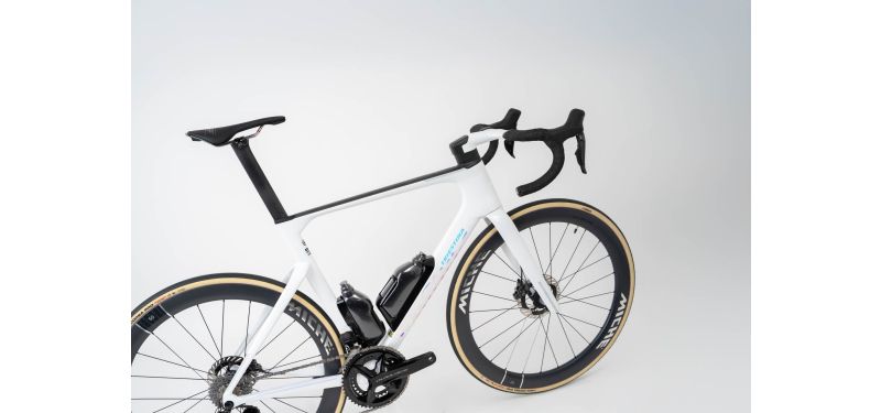 Studiobild von einem weißen Aero Rennrad der Marke Wilier Triestina