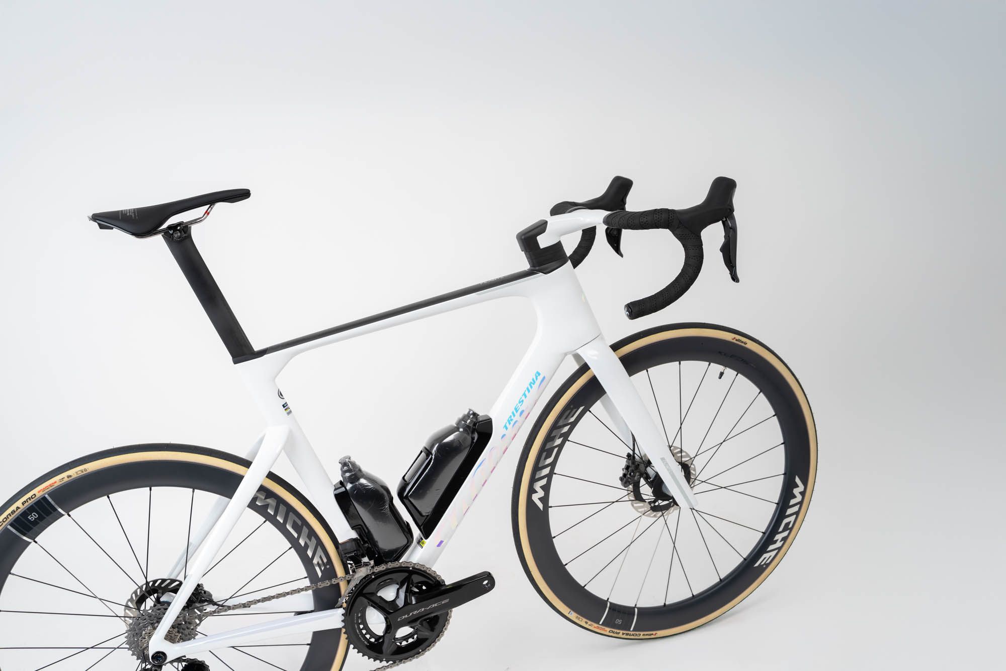 Studiobild von einem weißen Aero Rennrad der Marke Wilier Triestina