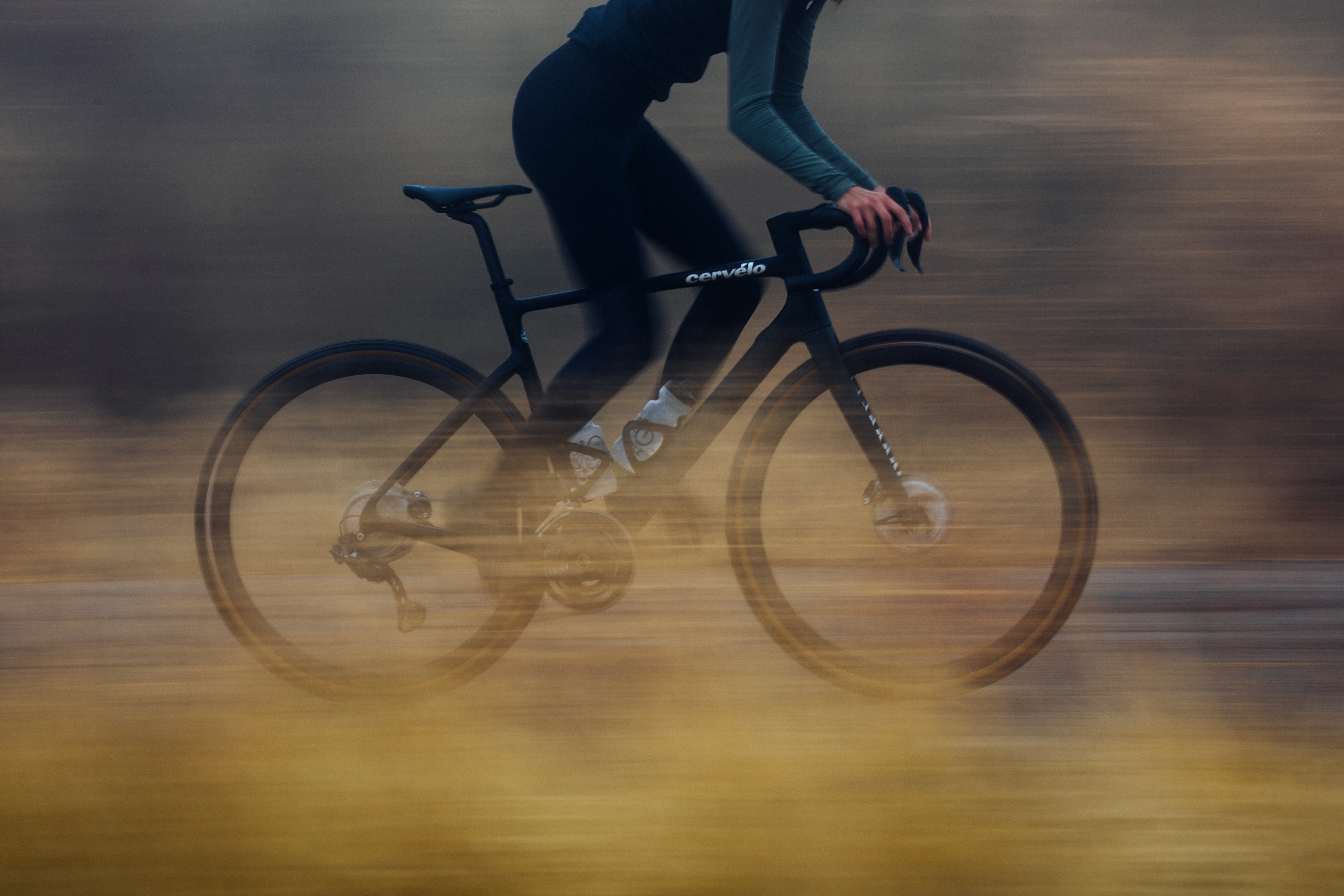 Fahrer mit Cervélo-Bike fährt im Gelände