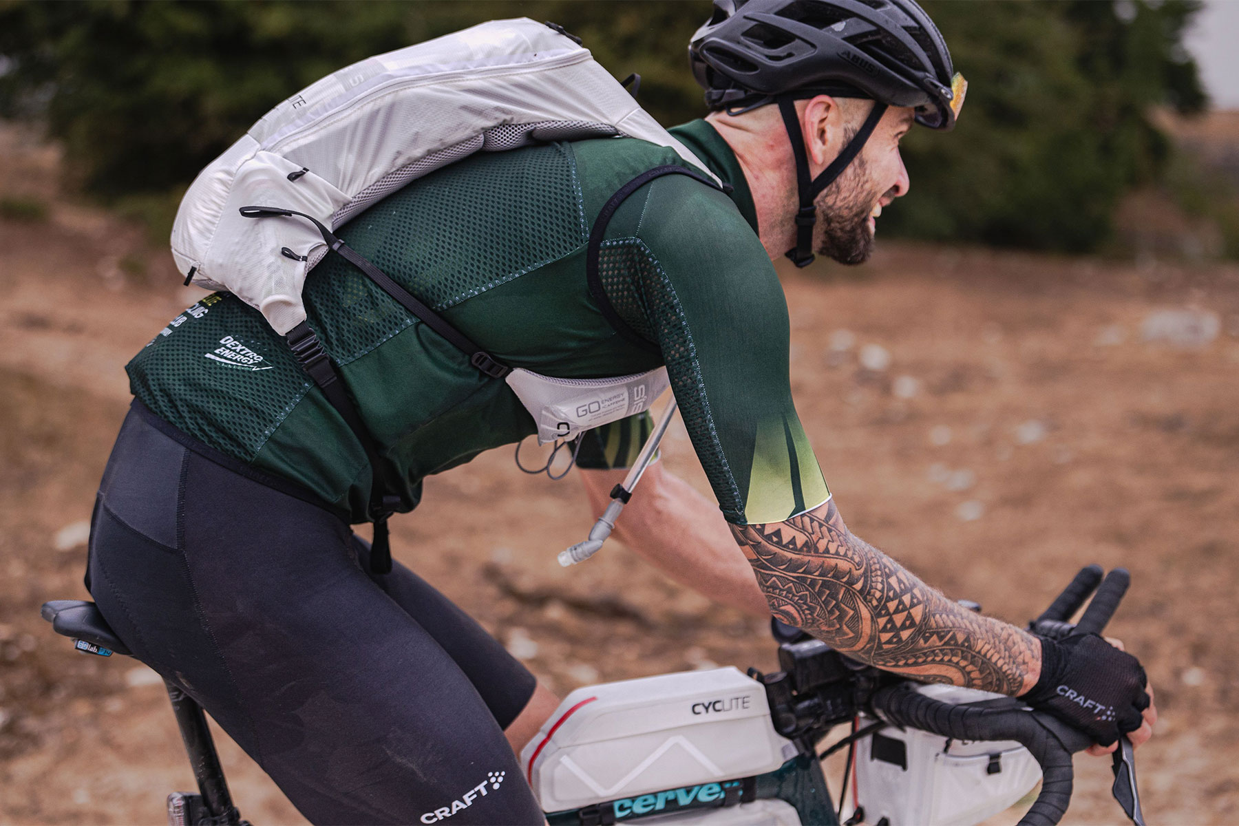 Ein Mann fährt auf einem Fahrrad, auf das viele Cyclite Taschen gespannt sind.