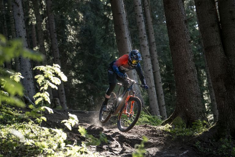 Mann mit E-MTB von Giant im herbstlichen Wald