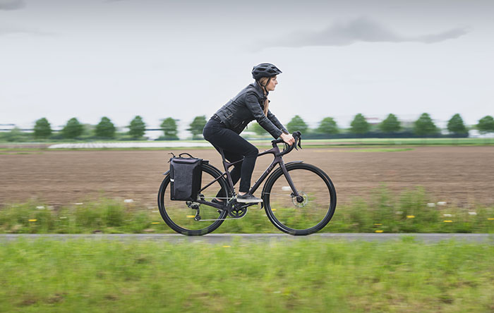 Fahrradfahrerin auf einem Liv Fahrrad auf einem Feldweg