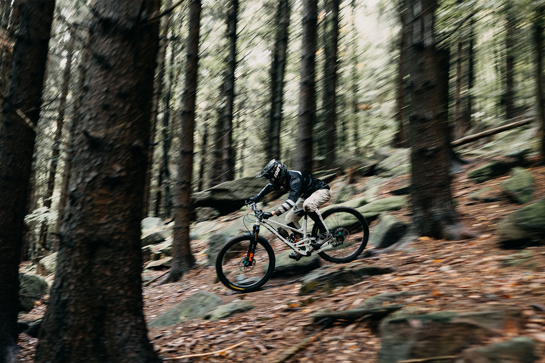 Ein Mann fährt auf einem Mountainbike mit Trickstuff Bremse einen Berg hinunter.