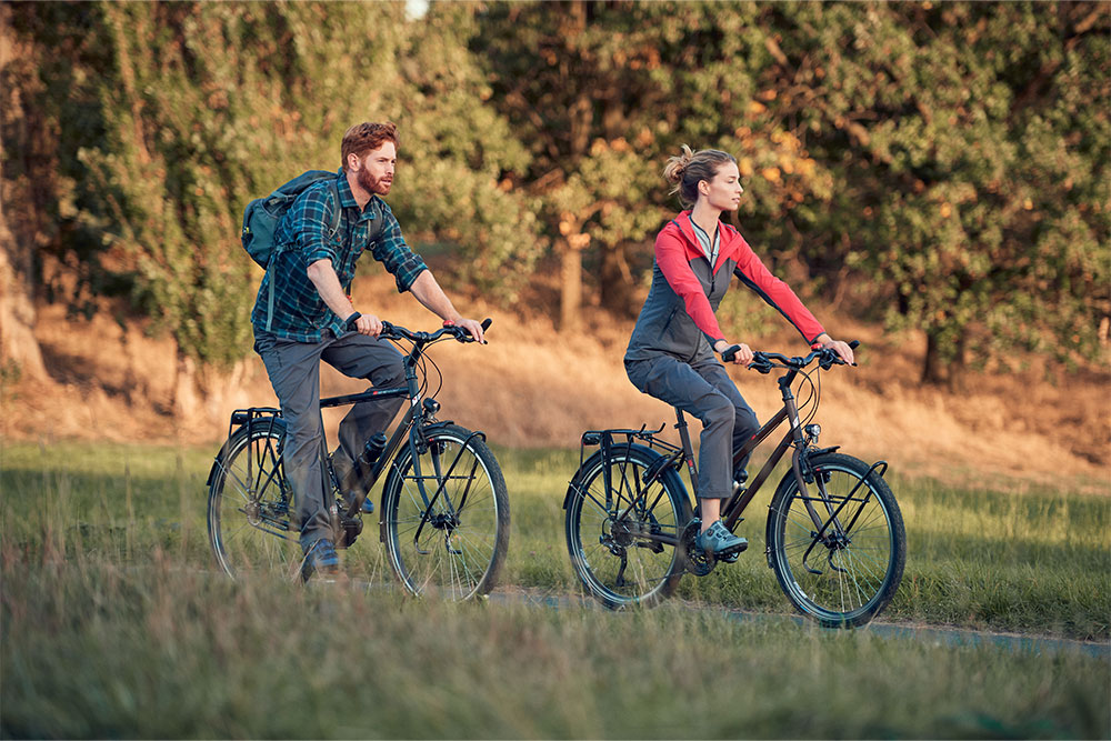 Zwei Fahrradfahrer in der Natur auf Fahrrädern von vsf fahrradmanuktur.