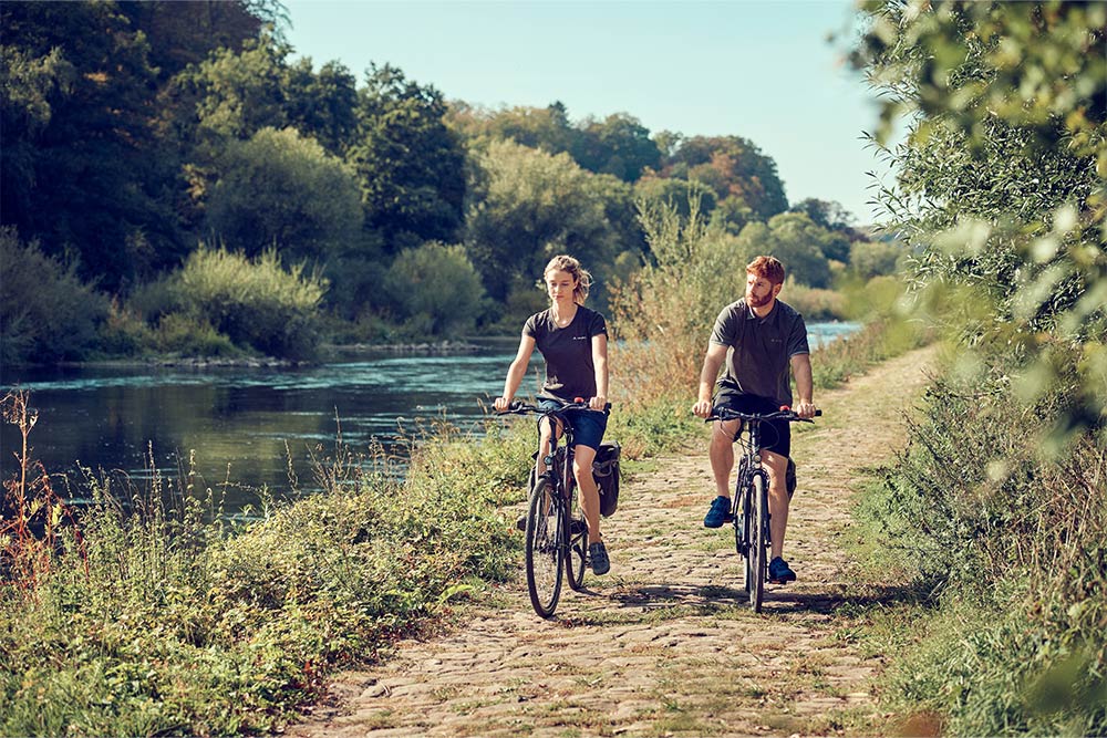 Zwei Fahrradfahrer in der Natur auf Fahrrädern von vsf fahrradmanuktur.