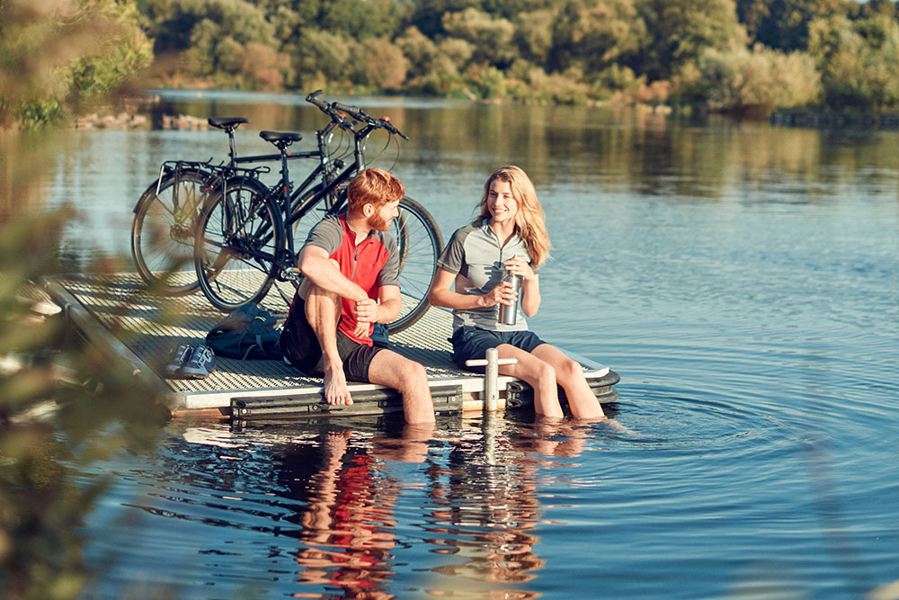 Zwei Fahrradfahrer in der Natur auf Fahrrädern von vsf fahrradmanuktur.