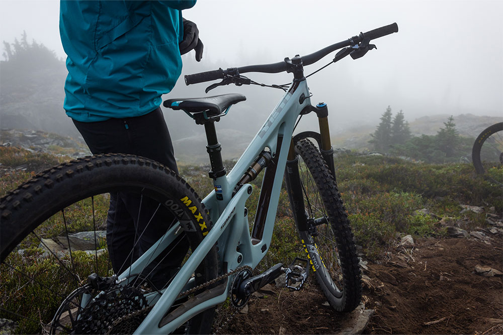 Ein türkises Yeti Cycles Bike steht auf einem Berg.