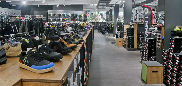 Bekleidungsabteilung im Biketime Ladengeschäft.