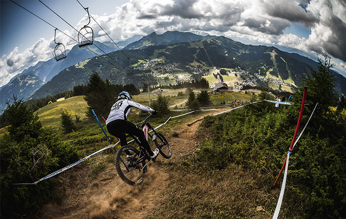 Mann fährt mit Unno Bike einen Berg herunter.