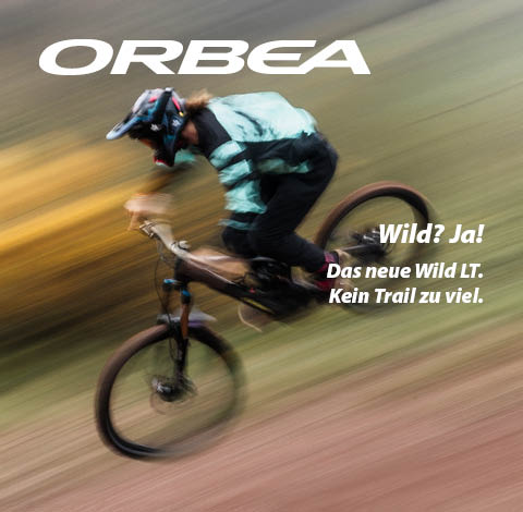 Das neue Orbea Wild LT. Kein Trail zu viel. Auf dem Bild ist eine Person zu erkennen, die auf einem Mountainbike einen Abhang hinab fährt.