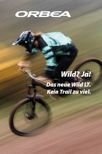 Das neue Orbea Wild LT. Kein Trail zu viel. Auf dem Bild ist eine Person zu erkennen, die auf einem Mountainbike einen Abhang hinab fährt.