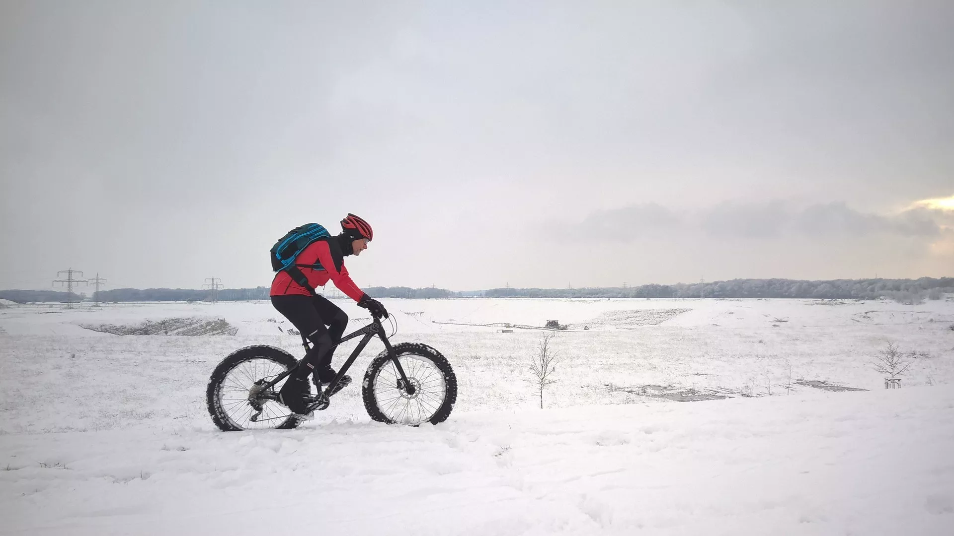 Stefan fährt mit einem Fahrrad durch den schneebedeckten Wald