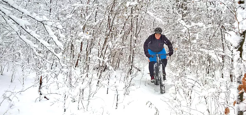 Stefan fährt mit seinem Bike durch den Winterwald