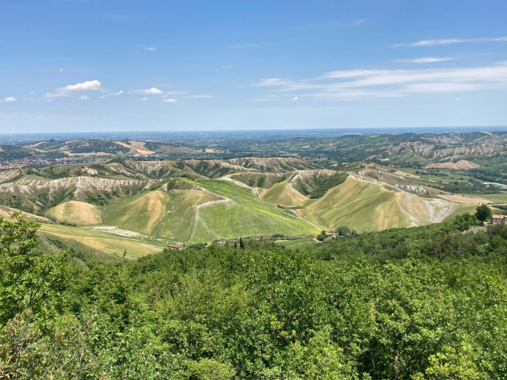 Rally di Romagna Landschaft aus Hügeln Trails mit blauem Himmel